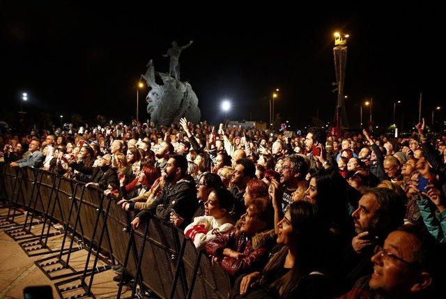 Konak’ta Cumhuriyet coşkusu şölene dönüştü