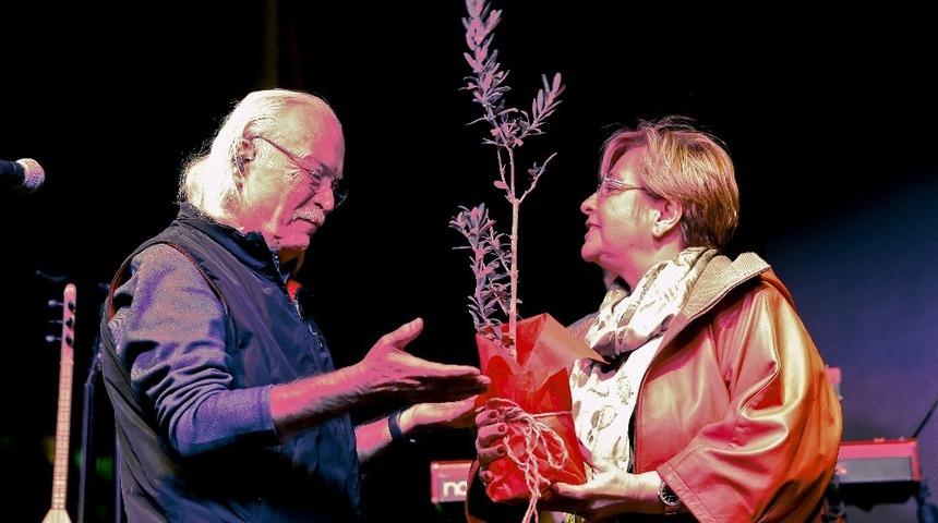 Konak&rsquo;ta Cumhuriyet coşkusu ş&ouml;lene d&ouml;n&uuml;şt&uuml;