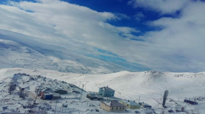 Tuzluca&rsquo;da y&uuml;ksek kesimlere mevsimin ilk karı yağdı