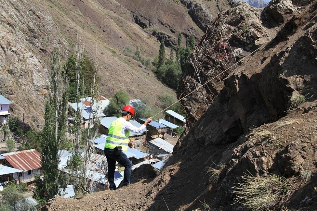 Yerleşim Alanlarını etkileyen, d&uuml;şmesi muhtemel kayaların ıslahı &ccedil;alışmaları tamamlandı