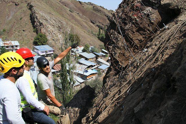 Aileleri tedirgin eden kayalar parçalandı