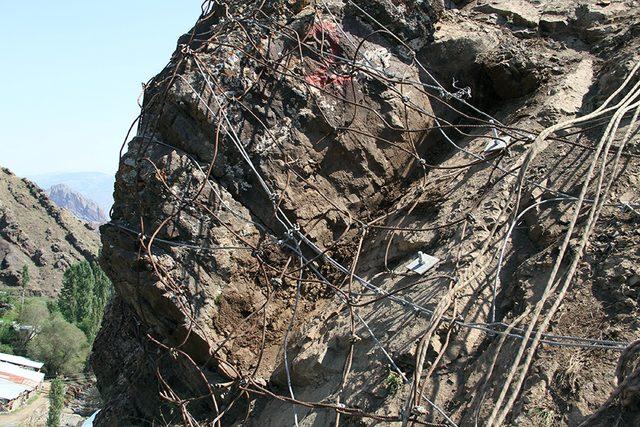 Aileleri tedirgin eden kayalar parçalandı