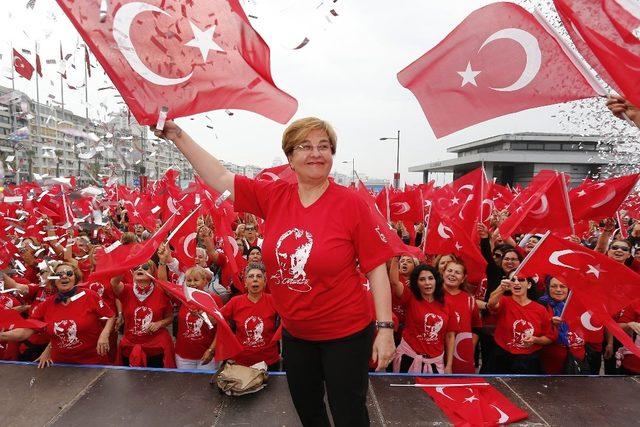 Binlerce kadın Cumhuriyeti dans ederek kutladı