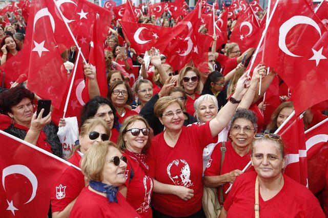 Binlerce kadın Cumhuriyeti dans ederek kutladı