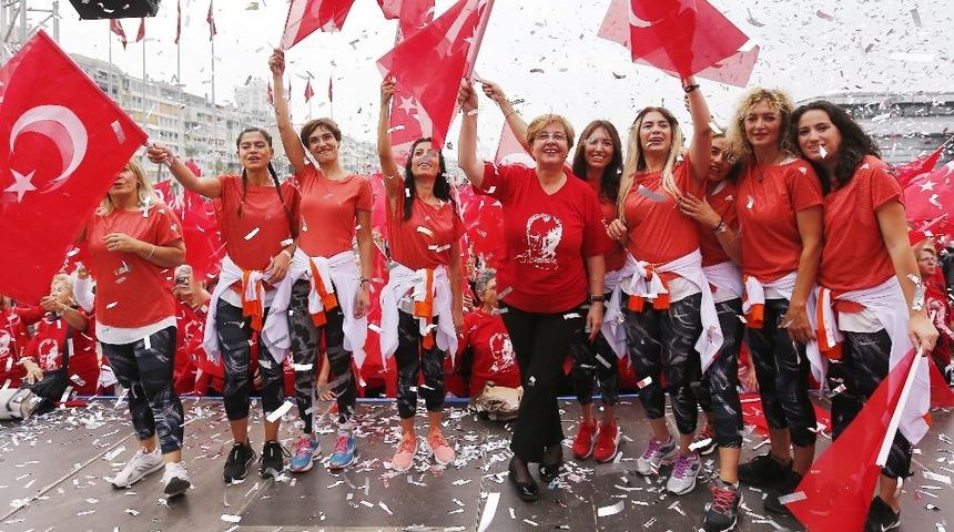 Binlerce kadın Cumhuriyeti dans ederek kutladı