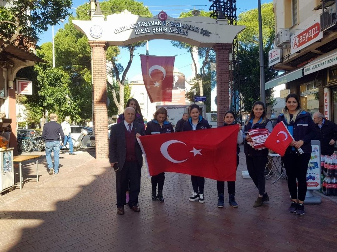 B&uuml;y&uuml;kşehirden Nazillili esnafa bayrak hediyesi