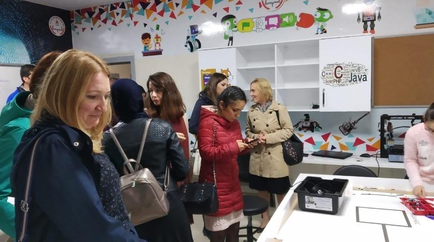 Yabancı okul m&uuml;d&uuml;rleri kodlama at&ouml;lyesine hayran kaldı