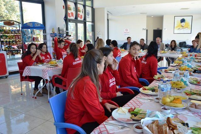 Başkan Işık’tan, Çiçeklidedespor Voleybol Takımına kahvaltı