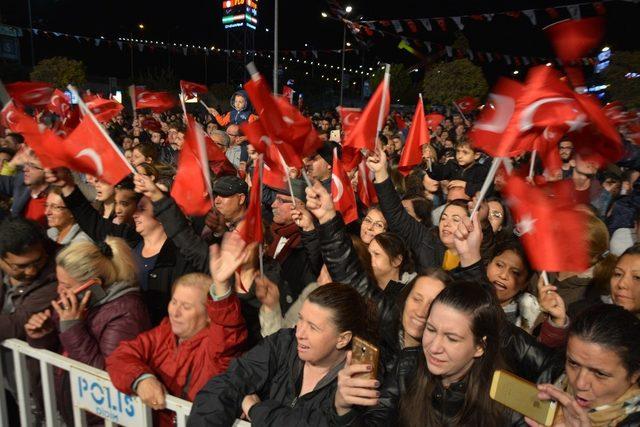 Söke’de Edip Akbayram’la Cumhuriyet coşkusu