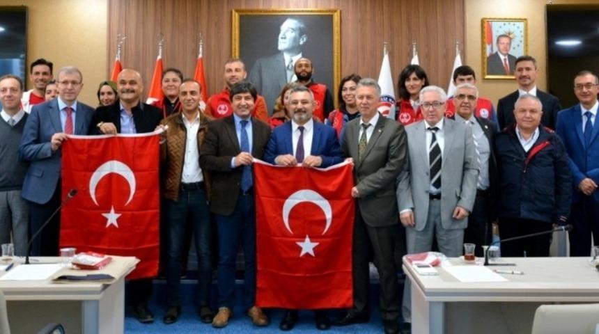 &Ccedil;anakkale Gen&ccedil;lik ve Spor İl M&uuml;d&uuml;rl&uuml;ğ&uuml;, Senato &Uuml;yelerine T&uuml;rk Bayrağı takdim etti