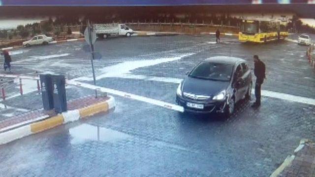 Kimlik soran güvenlik görevlisine saldırı kamerada