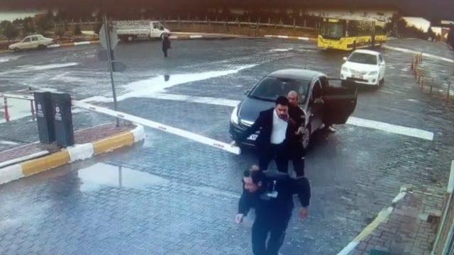 Kimlik soran güvenlik görevlisine saldırı kamerada