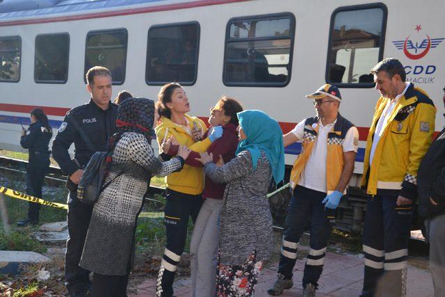 Tren çarpan liseli Sudenur öldü, annesi sinir krizi geçirdi