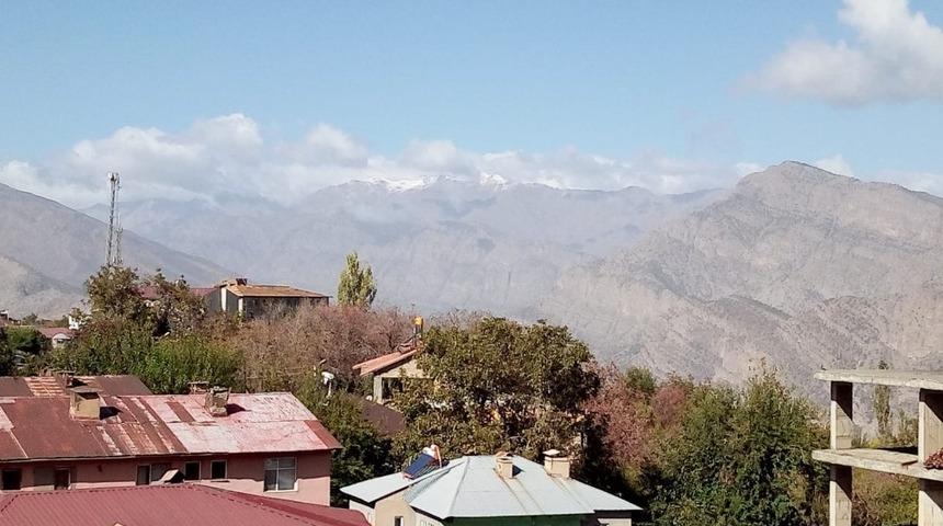 &Ccedil;ukurca dağlarına yılın ilk karı yağdı