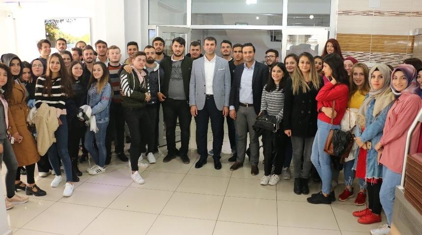 Başkan Arslan &uuml;niversite &ouml;ğrencileri ile kahvaltıda buluştu