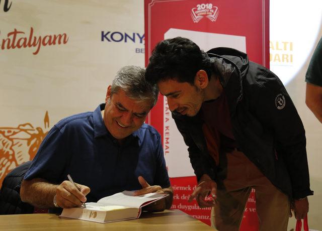 Antalya'da Yılmaz Özdil'e kitap imzalatma kuyruğu