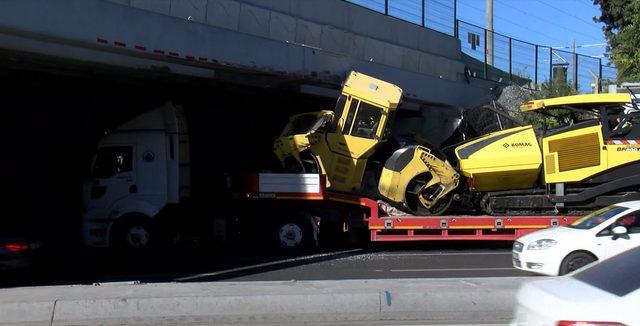 Bakırköy'de TIR köprü altına sıkıştı, trafik yoğunluğu oluştu 