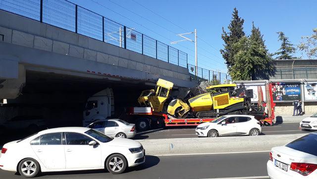 Bakırköy'de TIR köprü altına sıkıştı, trafik yoğunluğu oluştu 