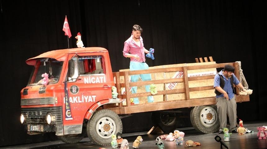 &rsquo;Kamyon&rsquo; Manisalı tiyatroseverleri g&uuml;ld&uuml;rd&uuml;