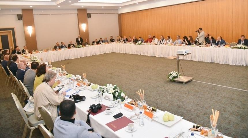 Aydın Valisi K&ouml;şger, ekonomi gazetecileriyle Kuşadası&rsquo;nda buluştu