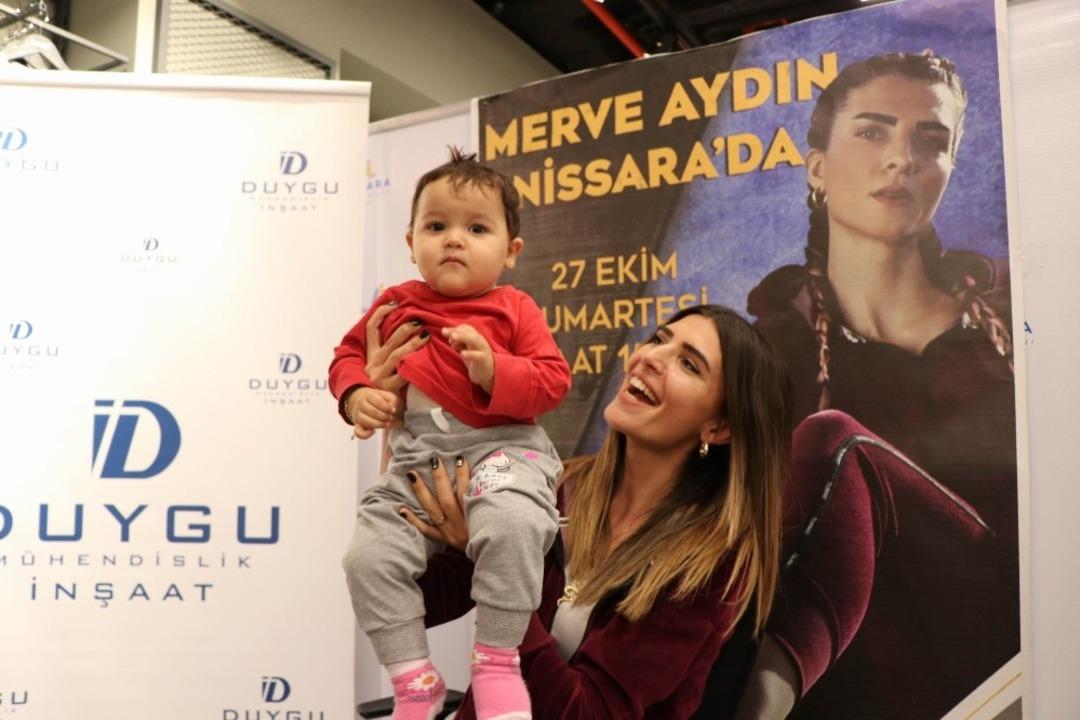 Survivor Merve Aydın, Nissara AVM&rsquo;de imza g&uuml;n&uuml;ne katıldı