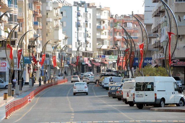 Aliağa’da dev bayraklar Cumhuriyet coşkusunu artırdı