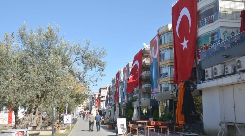 Aliağa&rsquo;da dev bayraklar Cumhuriyet coşkusunu artırdı