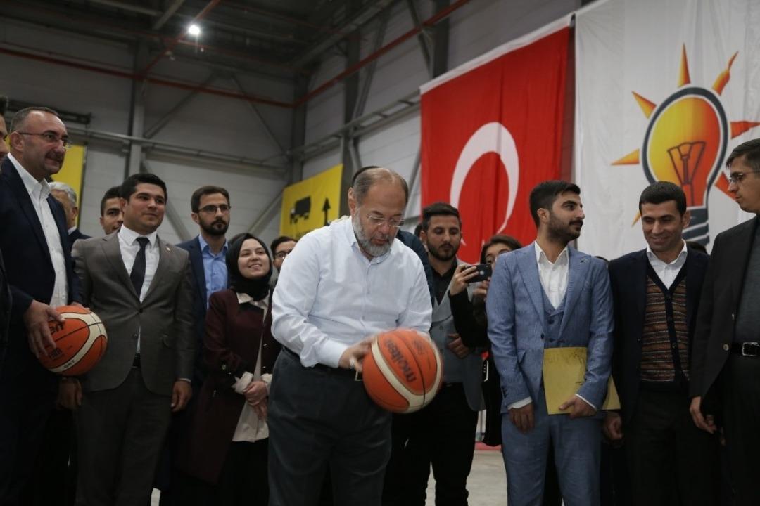 Akdağ gen&ccedil;lere taş &ccedil;ıkarttı