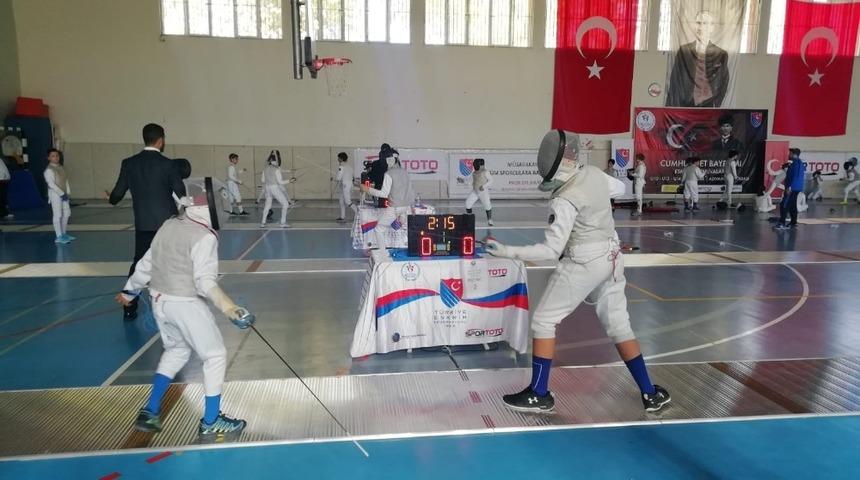 G&ouml;lbaşı&rsquo;nda  Eskrim Cumhuriyet Turnuvası başladı
