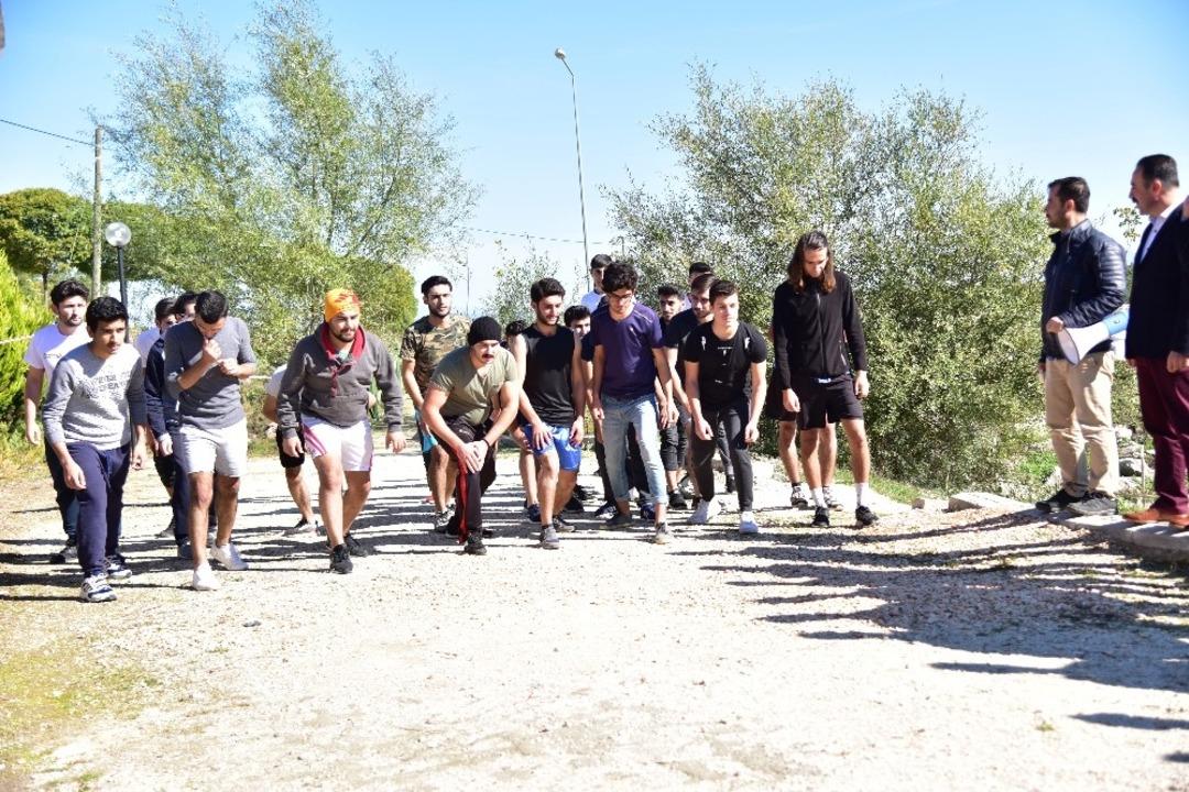 &Ouml;nce koştular, ardından &ccedil;evre temizliği yaptılar