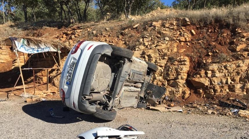 G&ouml;lbaşı&rsquo;nda otomobil şarampole yuvarlandı: 2 Yaralı