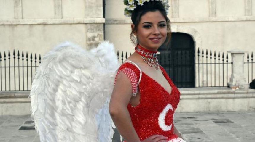 29 Ekim'e özel Türk bayraklı gelinlik tasarladı