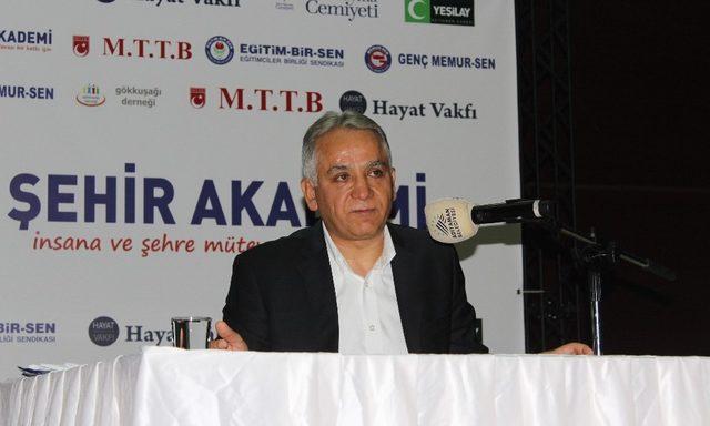 Boynukara’dan “Avrupa’da Aşırı Sağın Yükselişi ve İslamofobi” konferansı