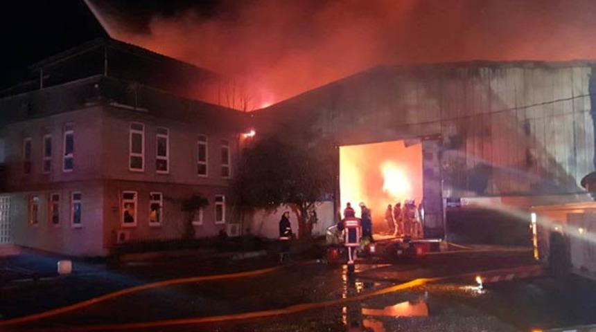 İstanbul Arnavutköy'de büyük yangın! Fabrika alevlere teslim oldu