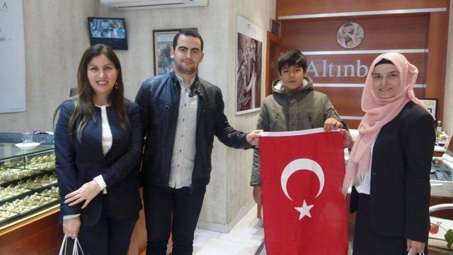 Büyükşehir’den Balıkesir esnafına 10 bin bayrak dağıtıldı