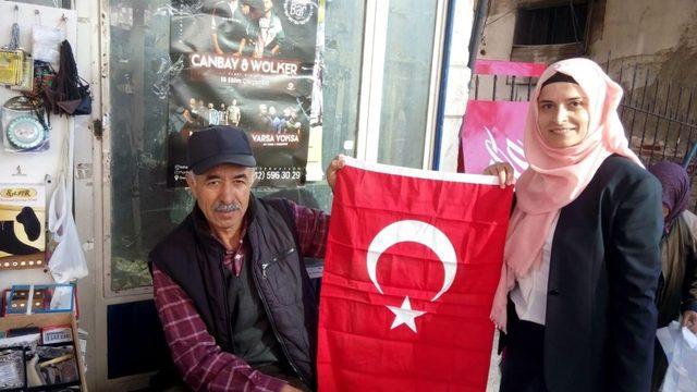 Büyükşehir’den Balıkesir esnafına 10 bin bayrak dağıtıldı