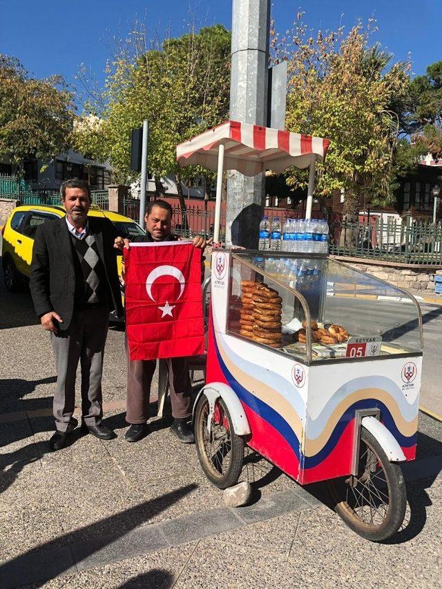 Büyükşehir’den Balıkesir esnafına 10 bin bayrak dağıtıldı