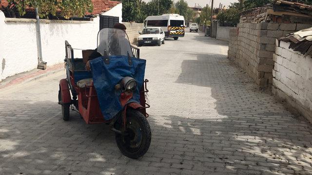 Hurda toplayarak, ailesine ve kedilere bakıyor 4