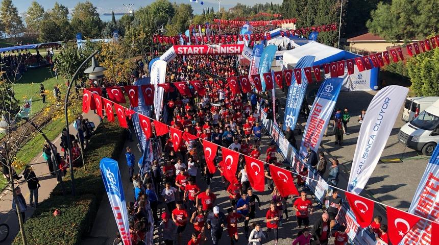 Kocaeli&rsquo;de binler Cumhuriyet i&ccedil;in koştu