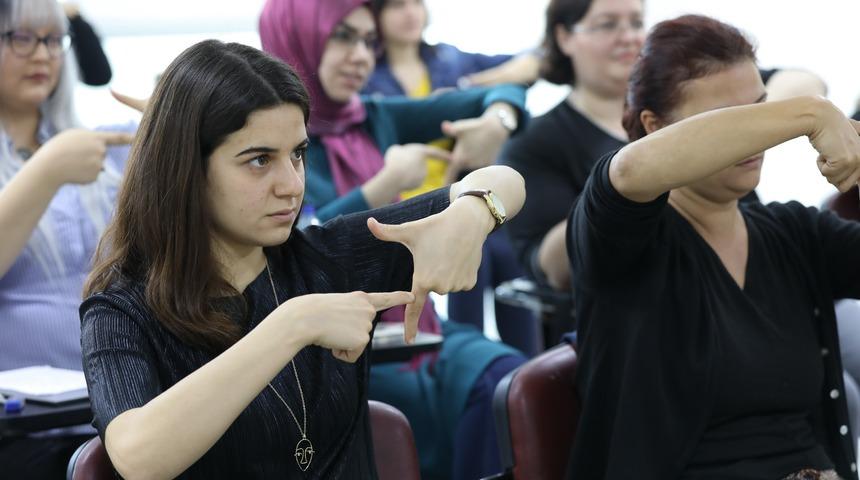 Cumhuriyeti işaret diliyle kutladılar