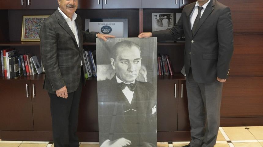 Başkan Ata&ccedil;&rsquo;a anlamlı hediye