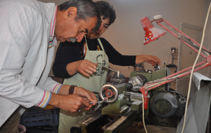 Kemikten yapılan eşyalar minyatür resimle renkleniyor  G2