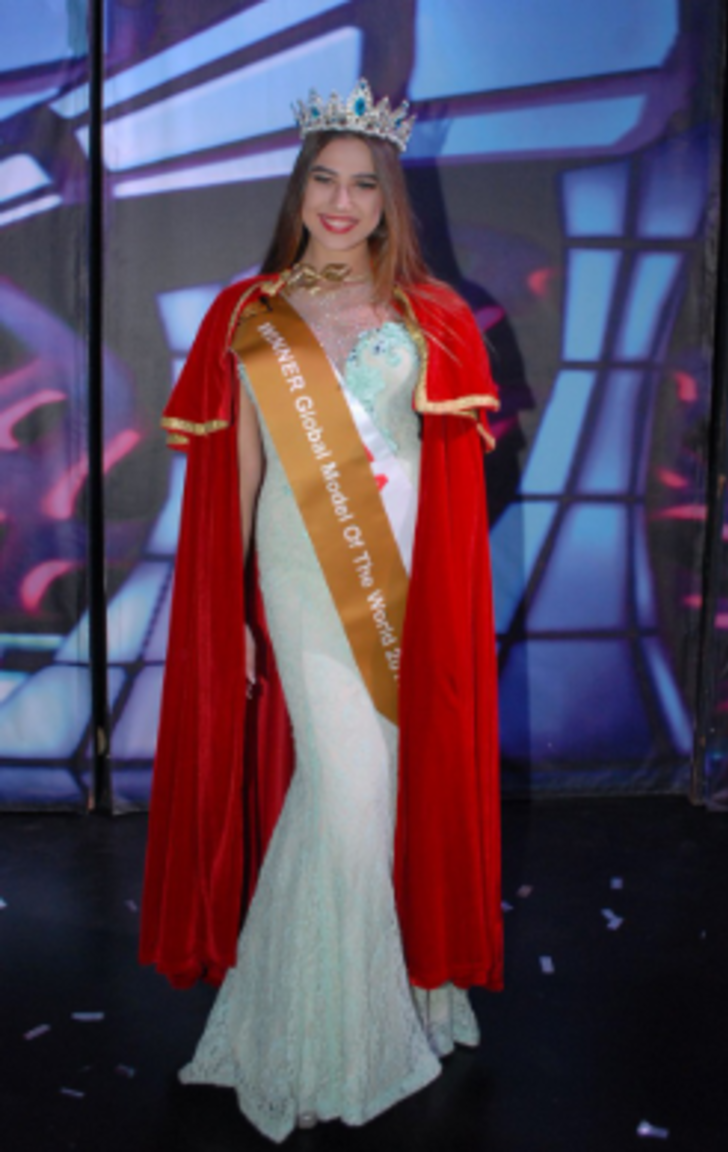 Kırımlı 16 yaşındaki Viktoria güzellik tacını taktı  G4