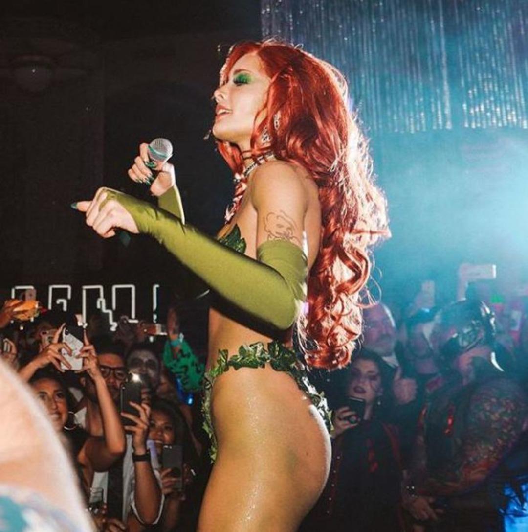 Zehirli Sarmaşık kost&uuml;m&uuml;yle partiye damga vurdu