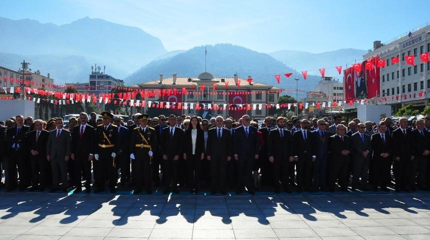 Manisa&rsquo;da Cumhuriyet Bayramı &ccedil;elenk sunma t&ouml;reni yapıldı