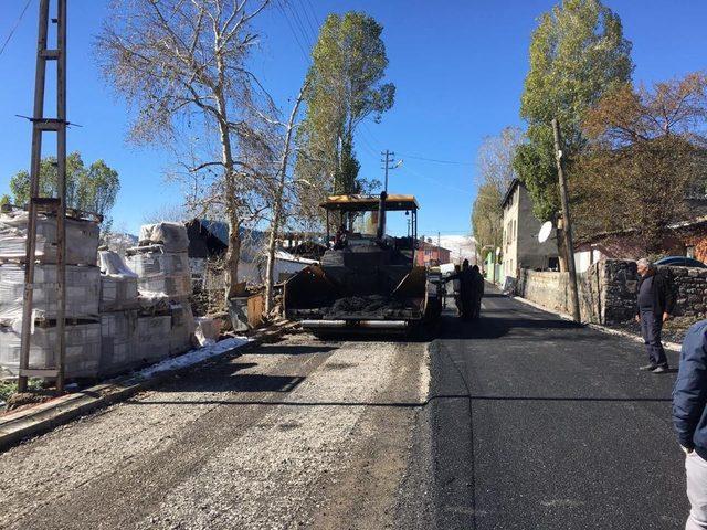 Sarıkamış’ta kışa rağmen asfalt çalışmaları sürüyor