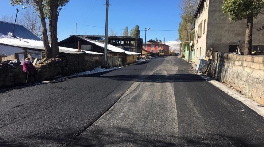 Sarıkamış&rsquo;ta kışa rağmen asfalt &ccedil;alışmaları s&uuml;r&uuml;yor