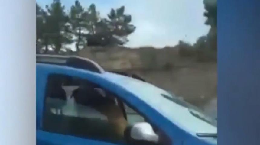 Yolda seyir halindeyken arabada cinsel ilişkiye girdiler!