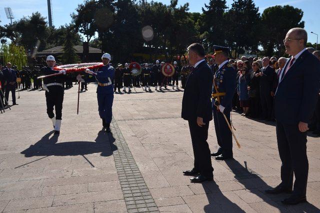 Balıkesir’de Cumhuriyet Bayramı çelenk sunumu ile başladı