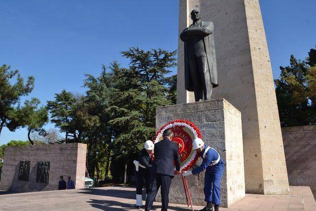 Balıkesir’de Cumhuriyet Bayramı çelenk sunumu ile başladı